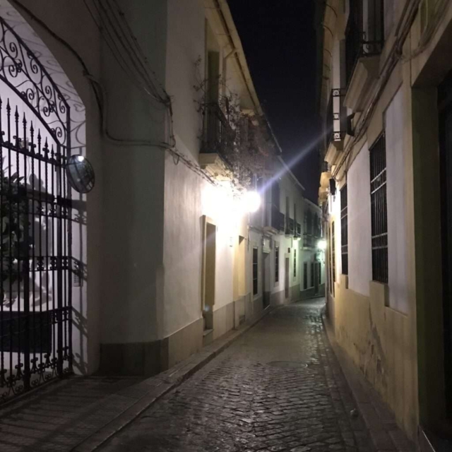 Schmale Gasse bei Nacht